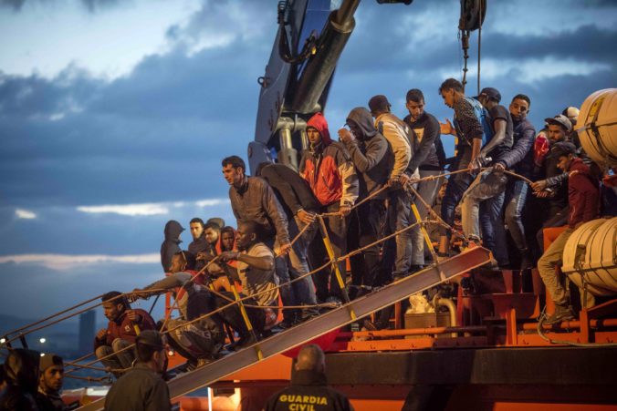 V Stredozemnom mori zachránili viac než 500 migrantov smerujúcich z Afriky
