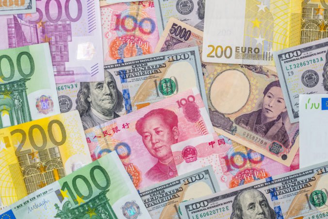 Dolár stúpol voči euru aj jüanu, ten klesol na desaťročné minimum