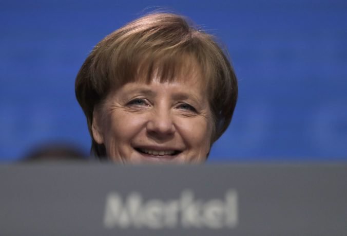 Euro zamierilo nadol, reagovalo na Merkelovej rozhodnutie