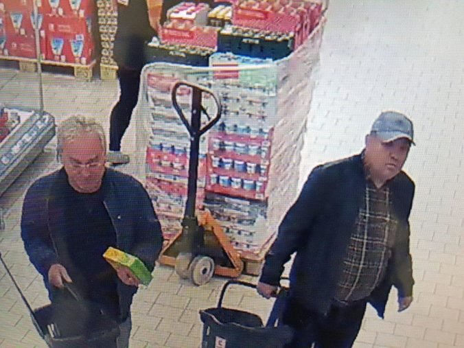 Foto: Policajti hľadajú podozrivých z krádeže v obchodoch
