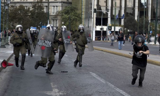 Video: Tínedžeri pri proteste v Aténach zaútočili na políciu zápalnými fľašami a kameňmi