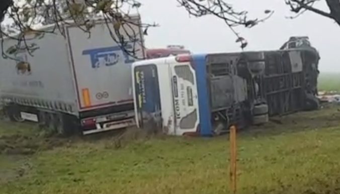 Video: V Česku sa stala vážna nehoda, kamión sa zrazil s linkovým autobusom