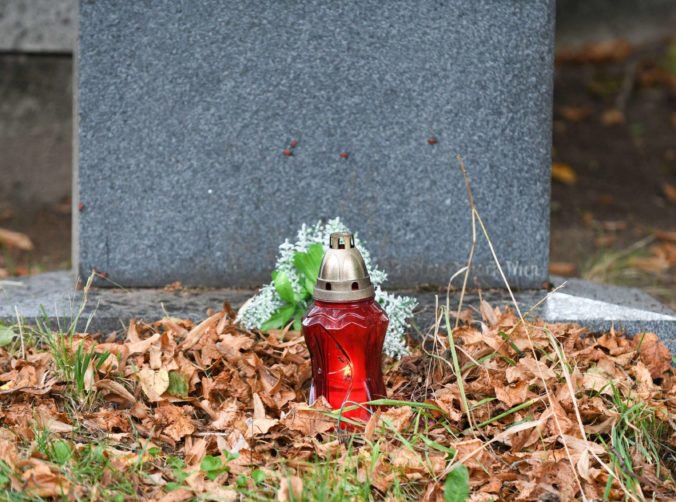 Hasiči varujú pred rizikom vzniku požiaru na cintorínoch a Slovákom posielajú niekoľko odporúčaní