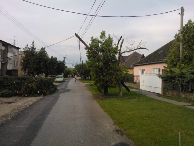 Vietor spôsobil na Slovensku výpadky elektriny, najviac postihnutou oblasťou sú Kysuce