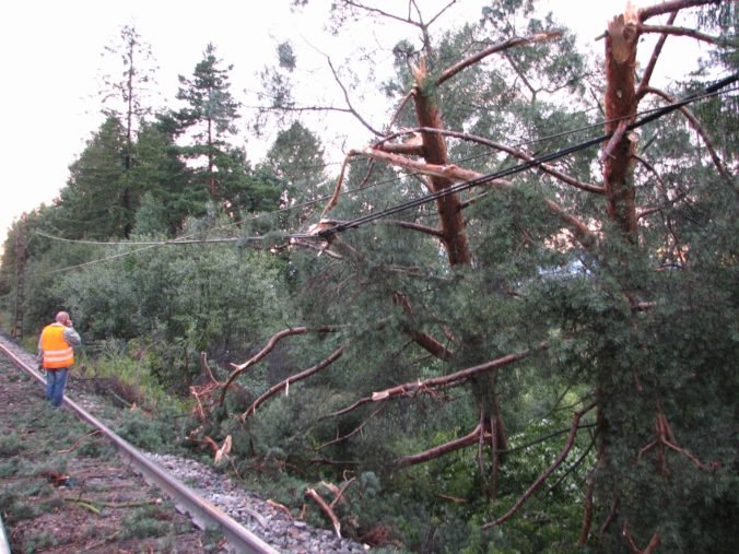 Vlak narazil v obci Sklené do spadnutého stromu na koľajniciach