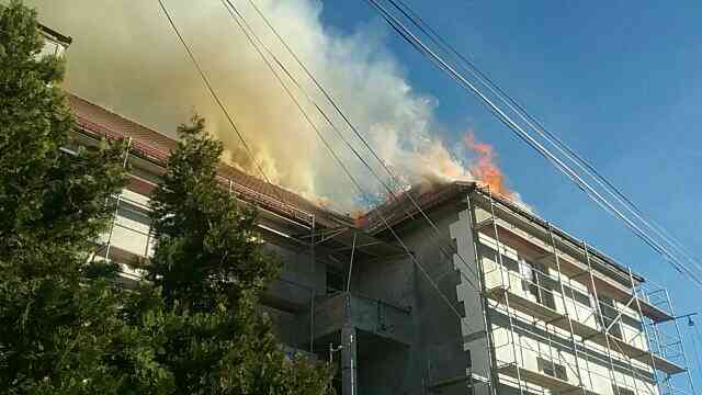 Foto: Desiatky hasičov zasahujú pri požiari budovy v Slovenskom Novom Meste