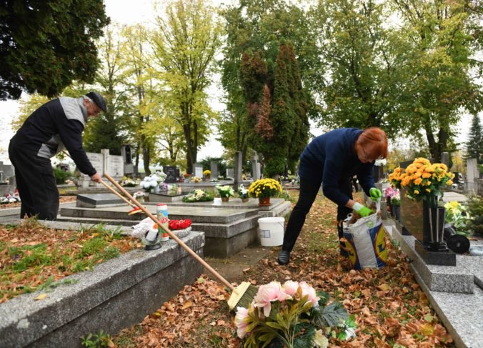 Humenský cintorín bude počas sviatkov otvorený dlhšie, na poriadok dohliadne mestská polícia