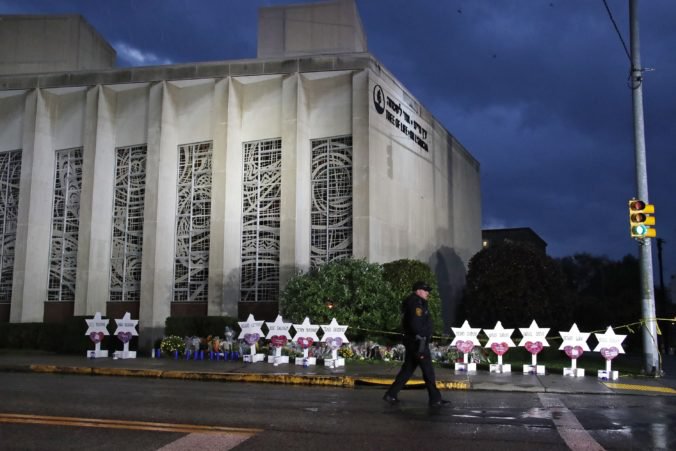 Útočník zo synagógy v Pittsburghu môže dostať trest smrti, prvé obete streľby pochovali