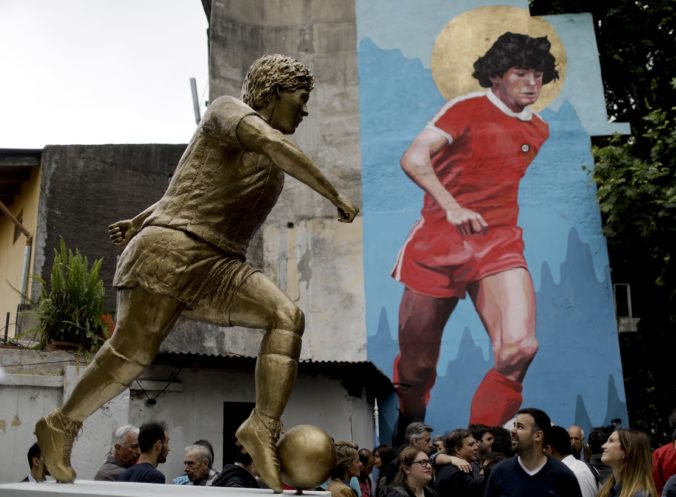 V Buenos Aires odhalili sochu futbalovej legendy Diega Maradonu