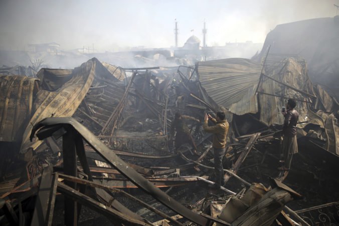 Foto: Požiar v Kábule zničil približne stovky obchodov, hasiči bojovali s ohňom päť hodín
