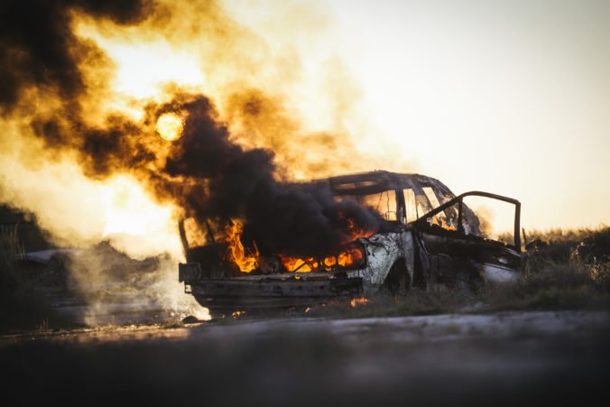 Vo Veľkých Kostoľanoch horelo osobné auto a budova, oheň poškodil aj plynovú prípojku