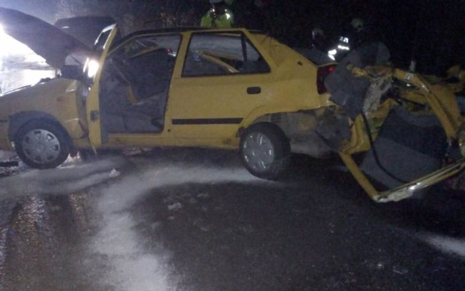 Aktualizované: Hasiči zasahujú pri vážnej dopravnej nehode pri Prešove, dve osoby zahynuli (foto)
