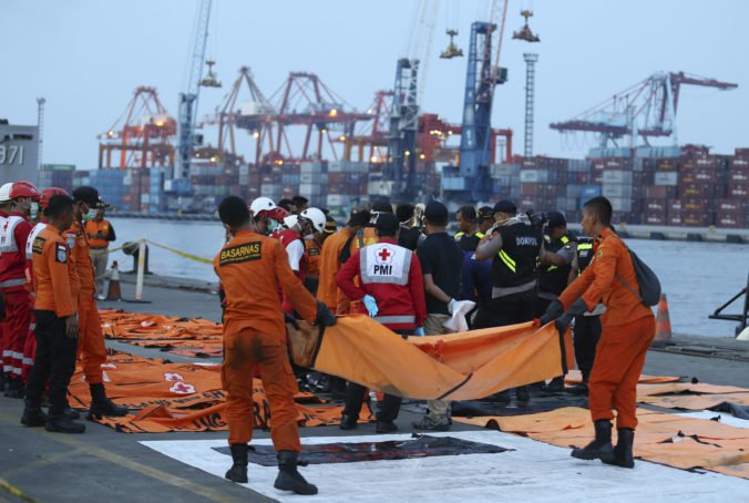 Foto: Úrady pokračujú v pátraní po obetiach tragickej nehody lietadla Lion Air v Indonézii