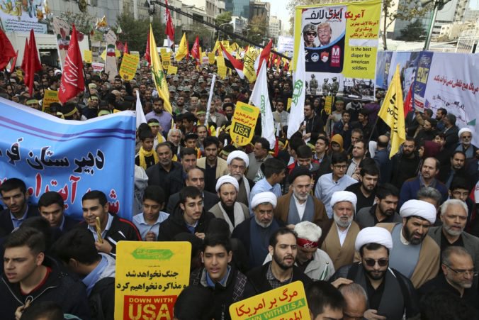 Video: Iránčania protestovali proti sankciám, pálili vlajky USA a Izraeala aj kričali smrť Amerike