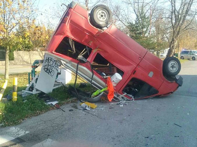 Foto: Dodávka skončila na streche po zrážke s osobným autom