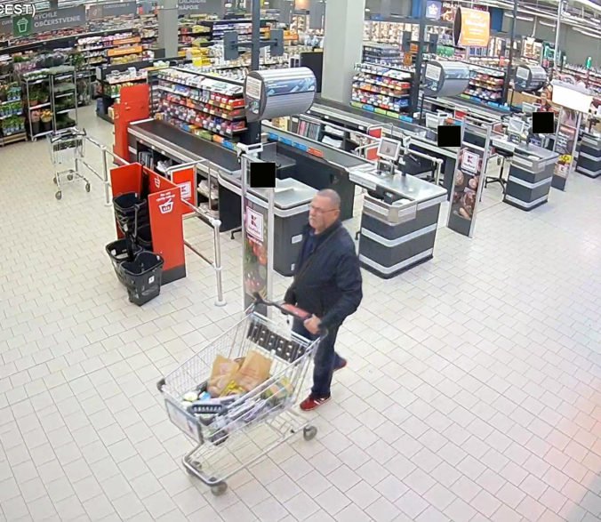 Foto: Z obchodu ušiel bez zaplatenia, podozrivého zachytili kamery