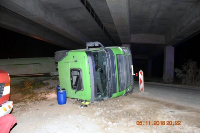 Foto: Zakliesnený nákladiak sa prevrátil pod mostom, vodič zabudol sklopiť korbu návesu