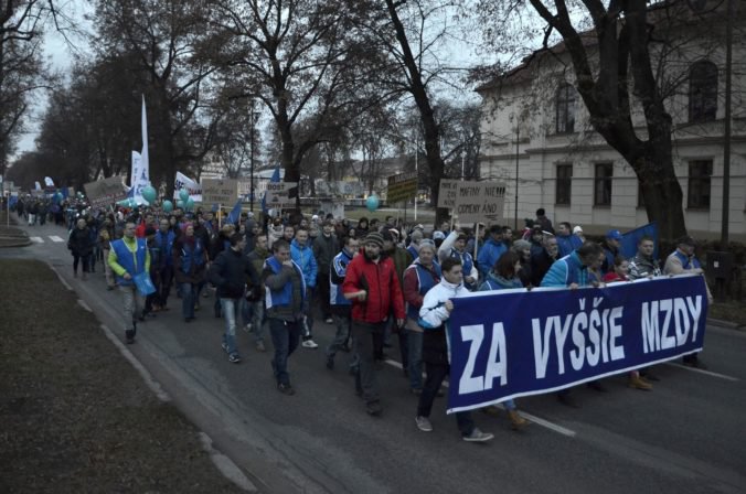 Odborári protestovali v Košiciach za vyššie mzdy na Slovensku a zamestnávateľom adresovali výzvu