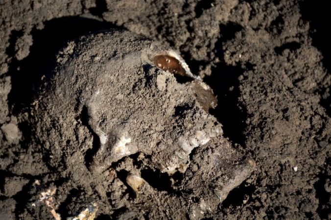 V Iraku objavili masové hroby s tisíckami tiel, oblasti nálezu kontroloval Islamský štát