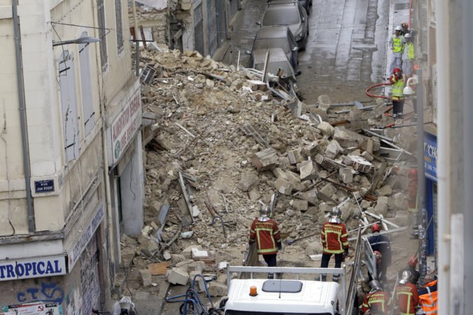 Video: V troskách budov v Marseille objavili záchranári telo, pátranie po ďalších pokračuje