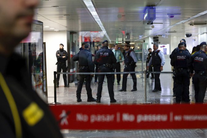 Hlavná stanica v Barcelone bola uzavretá pre bombovú hrozbu, polícia evakuovala dva vlaky