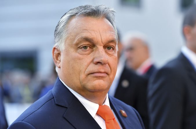 Orbánov Fidesz sa zaviazal k dodržiavaniu ľudských práv, inak mu hrozí „vyhadzov“