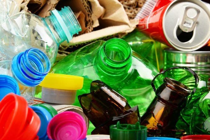 Plastové fľaše a plechovky na Slovensku by sa mali zálohovať, ministerstvo už pracuje na novele
