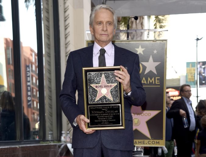 Michael Douglas má hviezdu na Hollywoodskom chodníku slávy