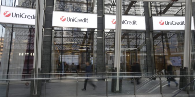 Zisk UniCredit výrazne klesol, zvýšil rezervu na urovnanie obvinenia z porušenia sankcií USA