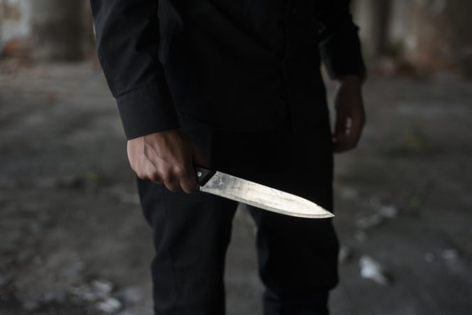 Na rušnej ulici Melbournu vyčíňal muž s nožom, po konfrontácii s políciou je v kritickom stave