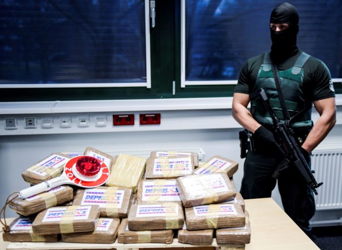Nemecká polícia zhabala viac ako tonu kokaínu, zadržali popredného člena motorkárskeho klubu