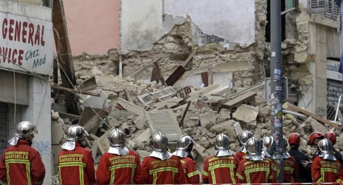 Počet obetí v Marseille stúpol na osem, záchranári našli v troskách budovy telo ženy