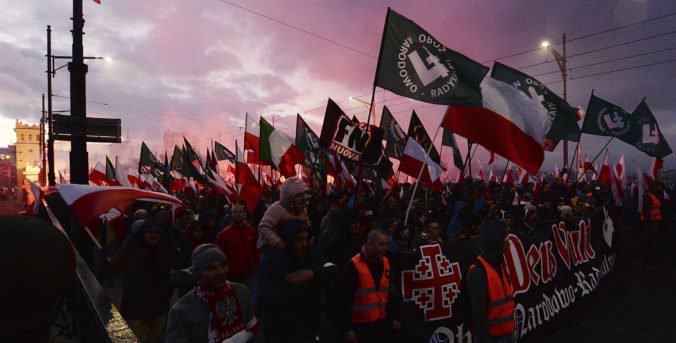 Pochod nacionalistov na výročie nezávislosti Poľska súd nezakázal, starostka Varšavy mala iný názor