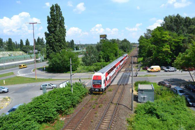 Prímestské vlaky v okolí hlavného mesta si aj v októbri získali nových cestujúcich. Priemerné meškanie nových vlakov kleslo na 2,7 minúty