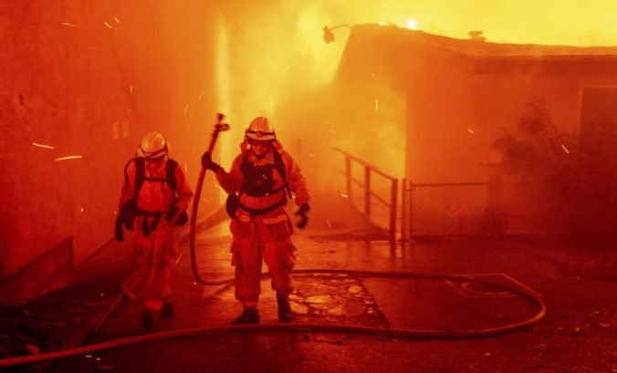 Video: Kaliforniu sužujú rozsiahle požiare, z domovov vyhnali viac ako 150-tisíc ľudí