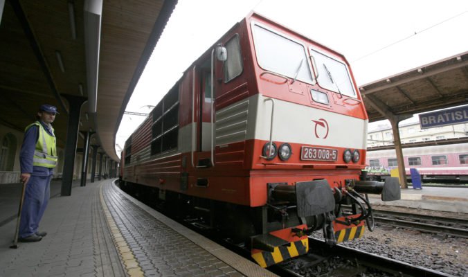 Železnice Slovenskej republiky upozorňujú na výluky vlakov, cestujúcich prepravia autobusy