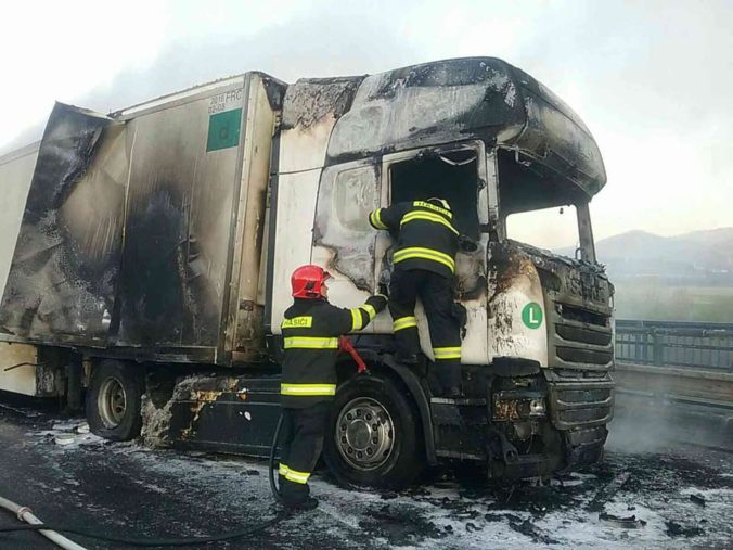 Foto: Kamión po zrážke na rýchlostnej ceste R3 zachvátili plamene, nehodu neprežil jeden človek