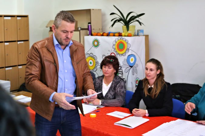 Foto: Premiér Pellegrini hlasoval v Banskej Bystrici, voľby do samospráv sa nemajú podceňovať