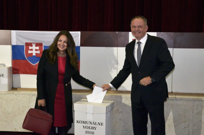 Foto: Prezident Kiska odovzdal svoj hlas, k volebnej urne pristúpil spolu s manželkou