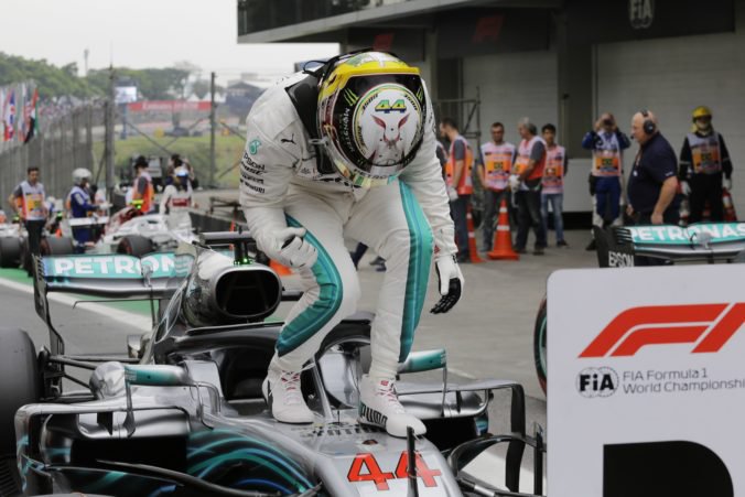 Hamilton získal 82. pole position v kariére a Veľkú cenu Brazílie odštartuje z prvého miesta