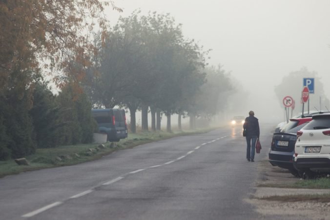 Hmlisté počasie na Slovensku ešte potrvá, meteorológovia vydali výstrahu prvého stupňa