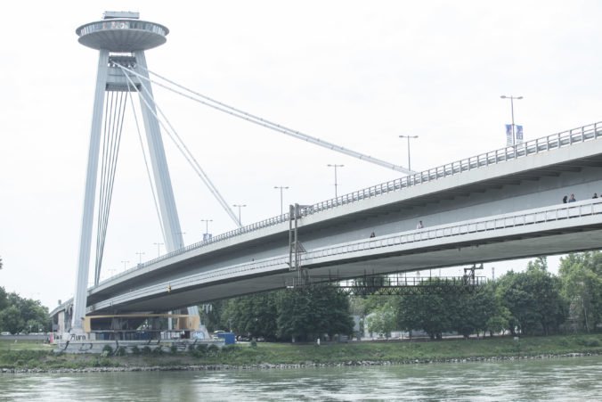 Muž chcel skočiť z bratislavského mosta SNP, zachránili ho mestskí policajti