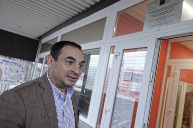 Niekoľko ľudí prišlo voliť s lístočkami, Pollák má podozrenie na kupovanie aj rómskych hlasov