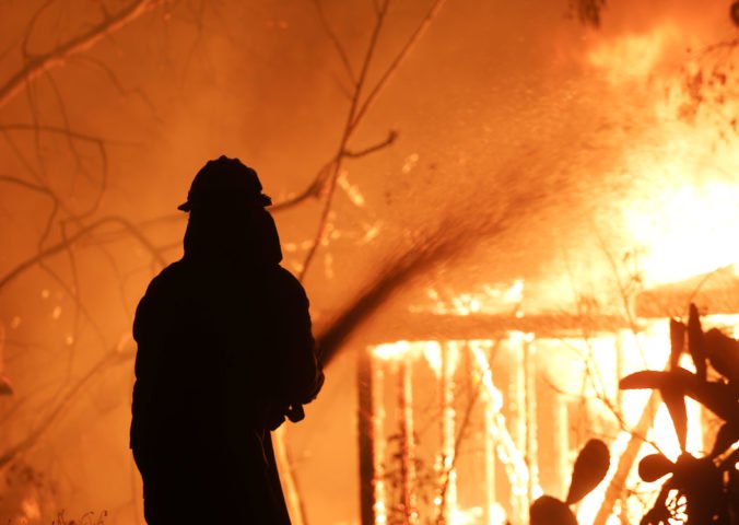 Video: Ničivé požiare v Kalifornii majú už deväť obetí, zasiahli aj domy na Malibu (foto)