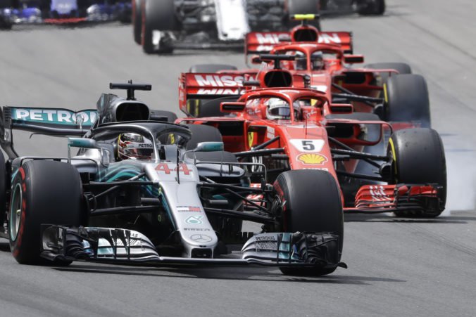Hamilton vyhral Veľkú cenu Brazílie a Mercedes oslavuje piaty titul po sebe