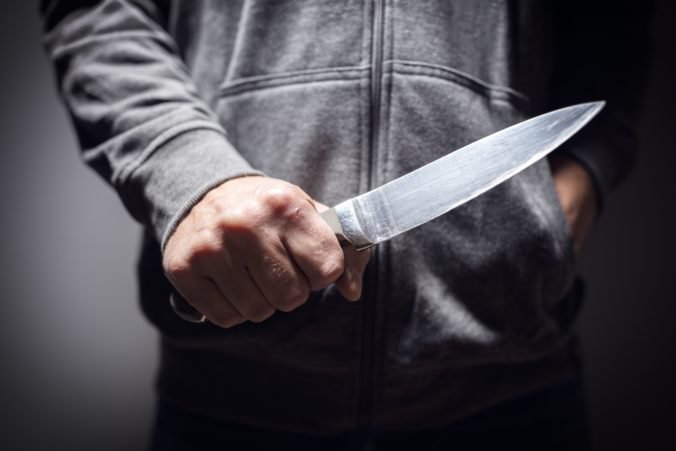 Muž v Braile útočil nožom a potom vrážal autom do ľudí