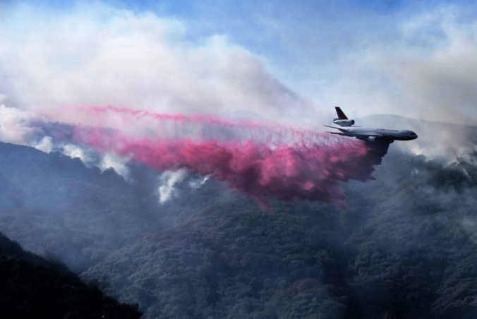 Desiatky ľudí zahynulo pri lesných požiaroch v Kalifornii, s ohňom bujujú tisíce hasičských tímov