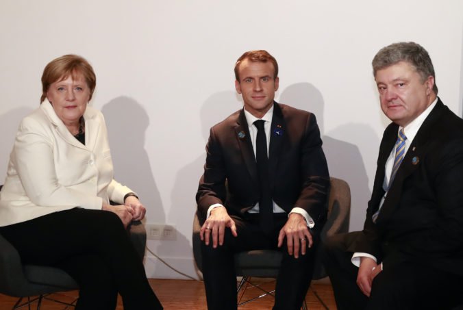 Porošenko, Macron a Merkelová sa stretli v Paríži, diskutovali aj o voľbách na východe Ukrajiny