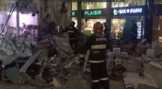 Video: V bieloruskom obchodnom stredisku sa zrútila strecha, objekt prehľadávajú záchranári