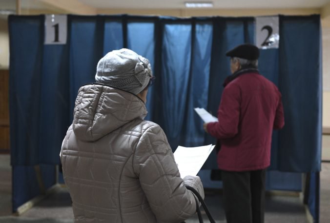 Voľby na východe Ukrajiny vyhrali súčasní šéfovia separatistických regiónov
